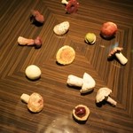 カンテサンス - ウェイティングのテーブルにはキノコ✭