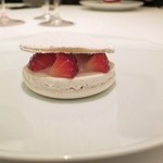 カンテサンス - 高知産さちのかの実とそのソースをサンドしたマカロン✭