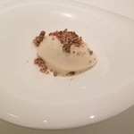 カンテサンス - ココナッツソースを敷いたメレンゲのアイスクリーム、ローストした胡麻を掛けて✭