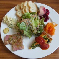 ドラード - コラーゲンテリーヌ＆桜海老キッシュ　白レバームース＆サラダの盛合せ１，０００円（税込）