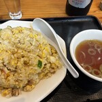 丸福 - 料理写真:炒飯¥710
パラパラというかしっとりというかギュウギュウ系炒飯
いっぱい詰まっていて食べ応え抜群
適度に入っている焼豚が美味しい