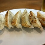 丸福 - 餃子¥440
薄めの皮がカリッとふわっと軽い野菜餃子
香味野菜のパンチも軽くホイホイ進むヤツ
