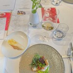 カシータ - 本日のお魚料理はスズキでした。左上はガーリックパン。