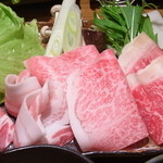 Shinohei - 出てきたお肉は、上品に綺麗に盛りつけられており見た目にも美しい。しゃぶしゃぶとは思えないほどやや厚めに切られています。