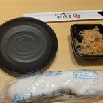 日本酒と個室居酒屋 まぐろ奉行とかに代官 - お通しと卓上セット