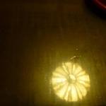 昇月 - 電灯が漆塗りの座卓に映っていました！