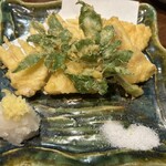 ごち魂 - たけのこ天ぷら。木の芽の天ぷらも添えられ、塩、天つゆお好みで
