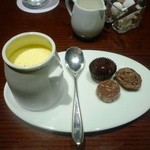 カメリア - 東京ステーションホテル特製　黒毛和牛のビーフシチュー（セット）のデザート（左は自家製プリン）