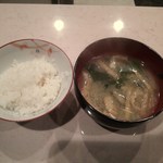 日本料理　盛一 - ランチ：ご飯（少なめ）と味噌汁