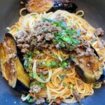 釜あげスパゲッティ すぱじろう - 料理写真:ナスとひき肉のペペロンチーノ大盛り170g¥1408込(2026/4/上旬時点)