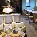 シェルシェ ドゥスール エム - 店内カフェスペース。