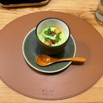 UNE TABLE - 