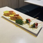 BONE T - お通し ブルスケッタとピンチョス