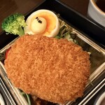 肴・田久美 - ポテトコロッケ、ゆでたまご、サラダ