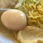 食堂 美味しんぼ - ゆで卵がゴロンとまるまる１個。