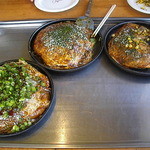 Okonomiyaki Negoro - コーンのネギ焼きとスペシャル、イカ餅焼き