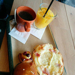 トーチドットベーカリー - ドリンクとパン