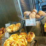 トーチドットベーカリー - 奥はトーチパン