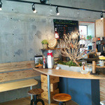 トーチドットベーカリー - 会計横ベンチコーナー