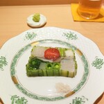 鮨 めい乃 - 秋季節の野菜と魚のテリーヌ(トマト,春の山菜、帆立、白エビ、スナップエンドウなど)