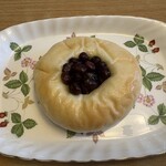 パン工場 - 料理写真:米粉の大納言あんぱん216円。 米粉生地に甘さ控えめの餡子を包み大納言をトッピングしてあります。