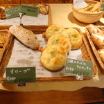 パン・ドゥ・マルシェ - 三種のチーズのフォカッチャ150円