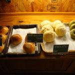 パン・ドゥ・マルシェ - 有機あんパン（つぶ）120円・メロンパン100円