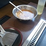 もんじゃ焼きりんごちゃん - 具材を鉄板に投入した後の汁（これは後で土手を作った後に２回に分けて流し入れ、かき混ぜながら煮詰めます。）♪