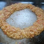 もんじゃ焼きりんごちゃん - 土手（ここに汁を投入します。）♪