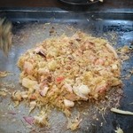 もんじゃ焼きりんごちゃん - 真ん中に寄せ集めてこの後土手を作ります♪