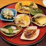 日本料理 太月 - 八寸： 焼きアスバラと北海道生ウニ 姫サザエの煮含め にぎりこ 蝦夷アワビ ホタルイカ沖漬け 血合いの塩蒸し、百合根