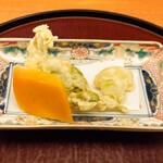 日本料理 太月 - 山うどと自家製カラスミ、そら豆のかき揚げ