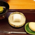 日本料理 太月 - 抹茶のマカロン、大和芋の大福、モナカ