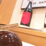 CACAO SAMPAKA CAFE - グラサージュされたチョコレートケーキ