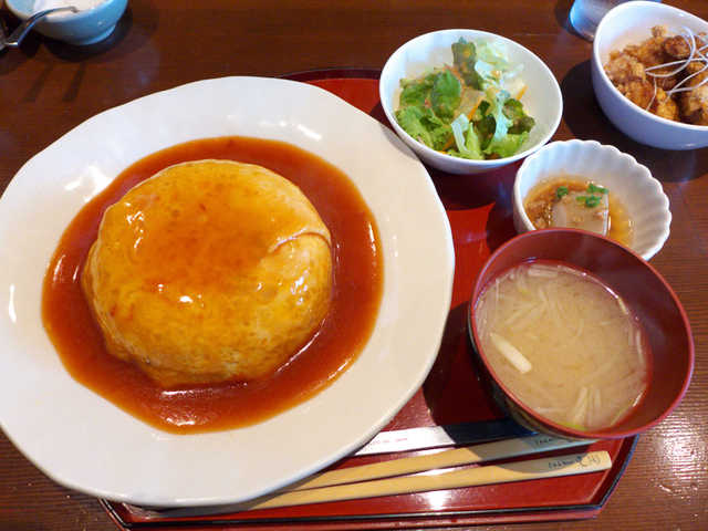 ランチで発見 中華風オムライス 玉子で包まれた五目チャーハンに 甘酢あんかけが掛かる一品 By よい子 創作新中華 じゃんかい 屯 タムロ 勾当台公園 中華料理 食べログ