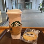 スターバックスコーヒー - ドリンク写真:イングリッシュ ブレックファスト ティーラテ税別587円
ホワイトチョコレート チャンク＆マカダミアクッキー税別219円