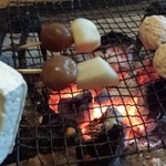 大松家 - 手前は豆腐、水分を抜いてから網に上げます