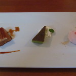 Fruttare - 右）いちごヨーグルトのアイスクリーム　　　　中央）ピスタチオのフィナンシェ　　　　　　　左）パンナコッタ