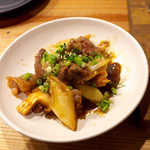 仙台牛焼肉　と文字 - まかない炒め（￥410）。ホルモン各種・長ネギ・椎茸、焼肉タレ味が食欲をそそる