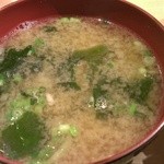 つきじde丼どん - アラ汁無料