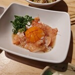 沼津港 サンパチ酒場 - 塩だれサーモンユッケ