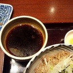 おらが蕎麦 - 〆の旨辛牛肉そばのつけ汁、ラー油で辛い