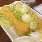 豊田屋 - 厚揚げ
      
      今日、注文する前から女性店員さんに「厚揚げ？」って聞かれました（笑）まぁ、ほぼ毎回頼んでますからね〜（笑）