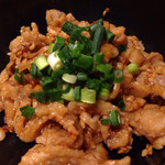 鉄板焼き しん - アツアツ鶏皮 2015.3撮影