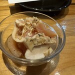 焼き処 張り込み8 - お通しは鶏ポン酢