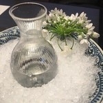 銀座ろくさん亭 - 日本酒１合とっくり．お花が綺麗．