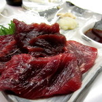 元祖立ち飲み屋 - クジラ刺し￥300円