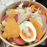 カラダととのう店、Vege小屋。 - まかないサラダに、人参ドレッシングとバジルチーズドレッシング