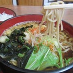 さくら井そば屋 - そばは、揚げ玉、わかめ、水菜、ねぎのせ