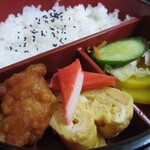 さくら井そば屋 - おかずは、から揚げ、玉子焼き、かにかま、浅漬け、たくあん。